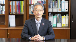 民主主義の危機とサステナブル金融、高崎経済大学長が語る